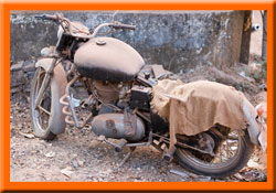 Ancienne moto rouillée